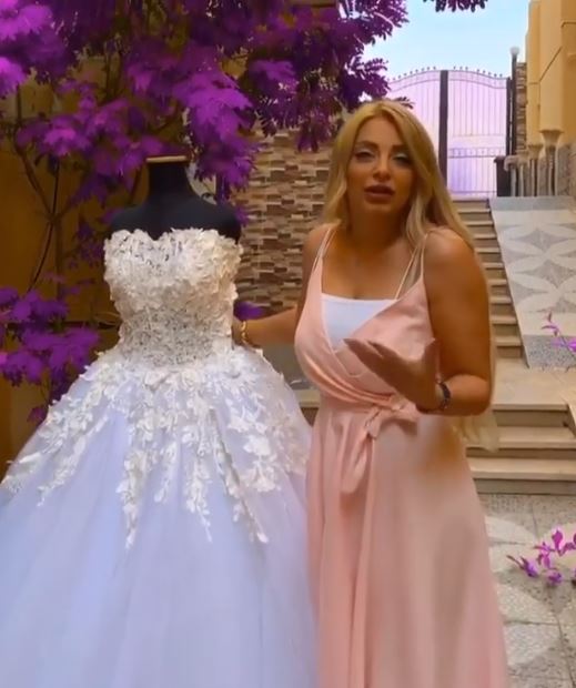 مي حلمي في فيديو عن فستان حفل زفافها (4)