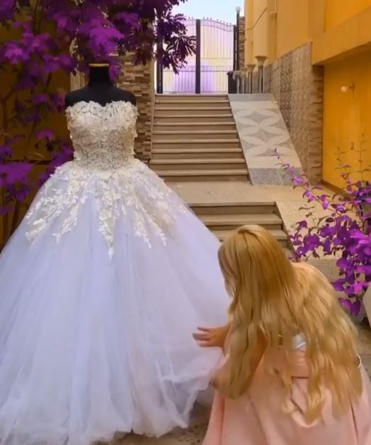 مي حلمي في فيديو عن فستان حفل زفافها (5)