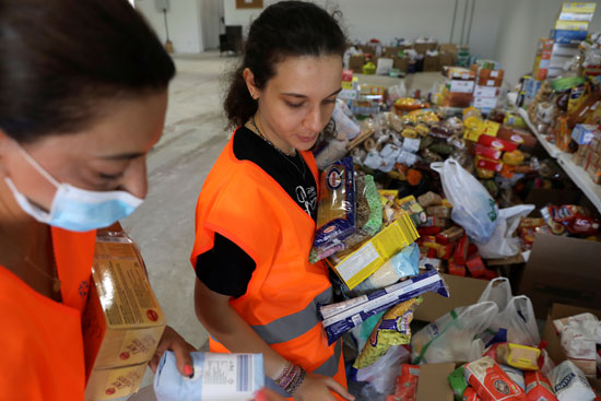 متطوعون-يجمعون-التبرعات-الغذائية-لتقديم-الدعم-لسكان-بيروت