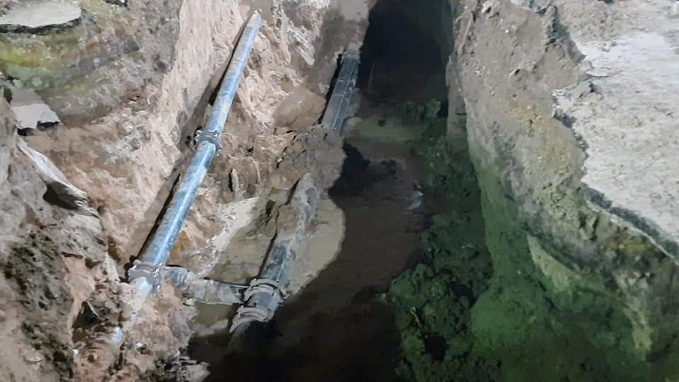 كسر ماسورة مياه خط رئيسي بمدينة الباويطي بالواحات البحرية (3)