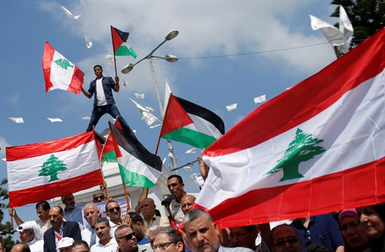 أعلام لبنان وفلسطين جنبا إلى جنب