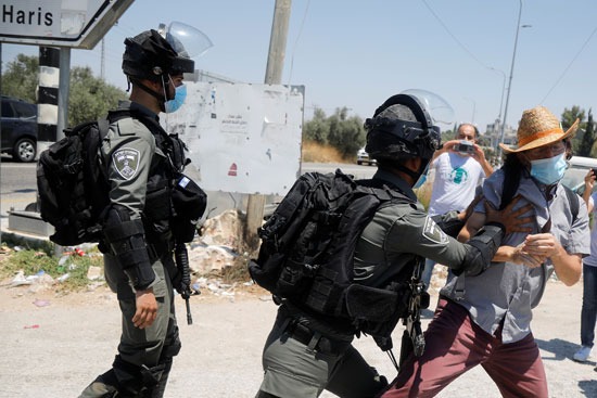 مشادات بين قوات الاحتلال والمتظاهرين