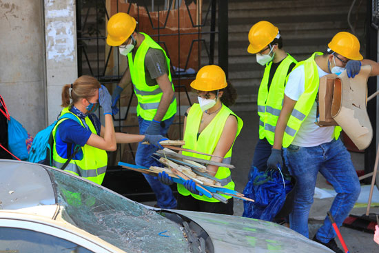 متطوعون-ينظفون-الأنقاض-في-أعقاب-انفجار-بيروت