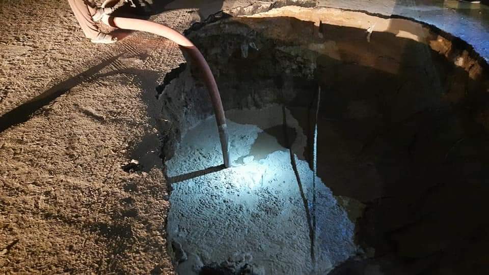كسر ماسورة مياه خط رئيسي بمدينة الباويطي بالواحات البحرية (1)