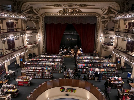 مكتبة داخل مسرح