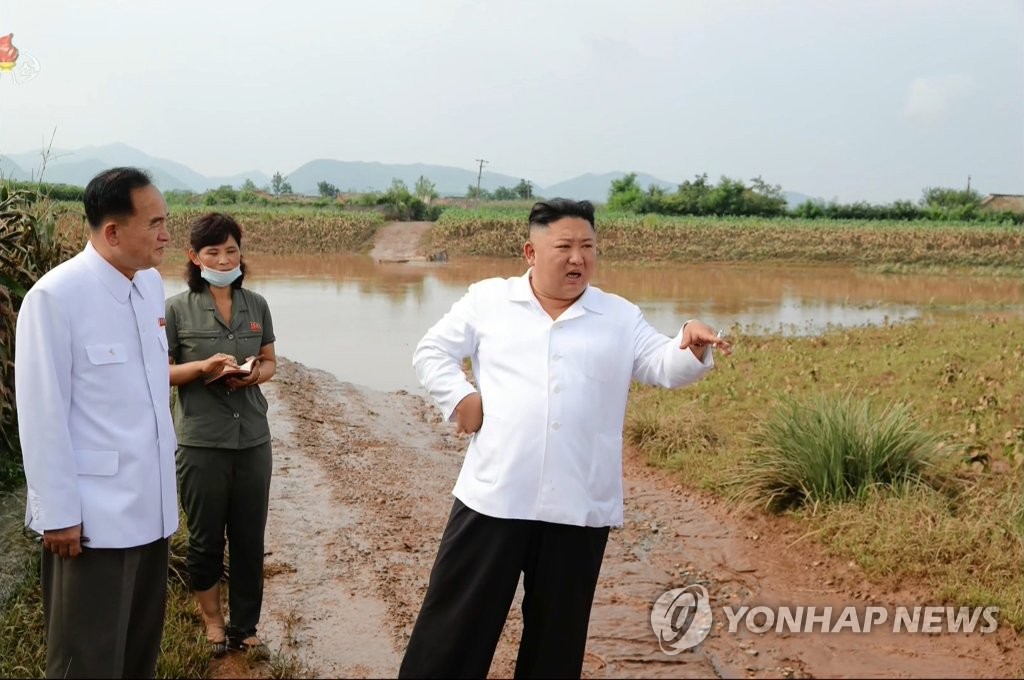 زعيم كوريا الشمالية يتفقد مناطق الفيضانات