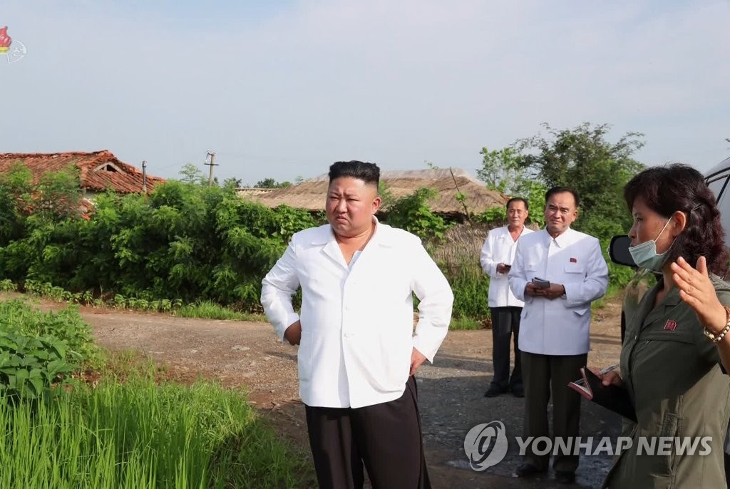 الزعيم الكورى الشمالى يتفقد المناطق المتضررة من الفيضانات