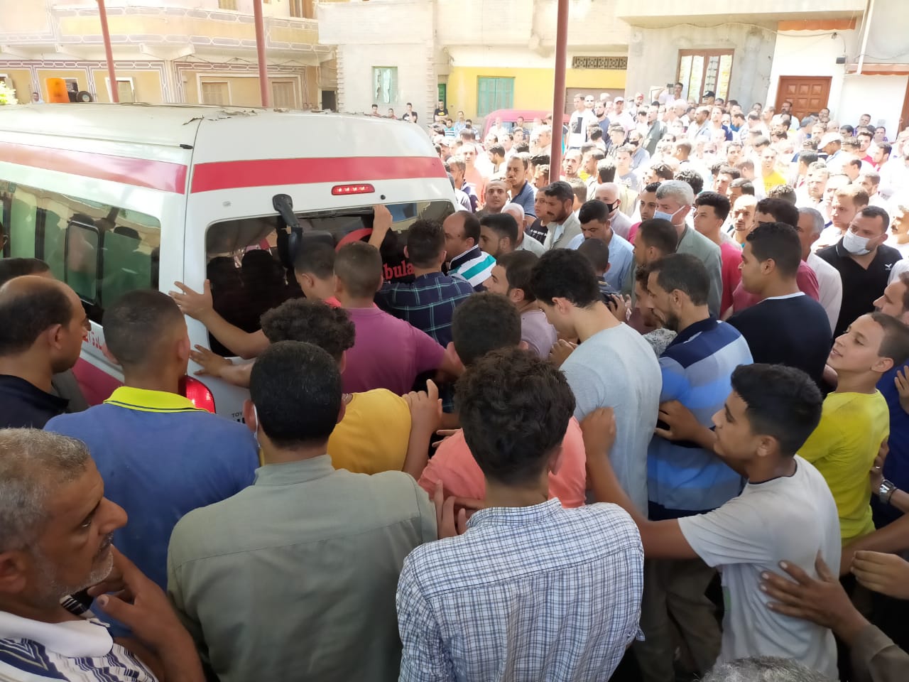 أهالى الغربية يودعون جثامين ضحايا انفجار مرفأ بيروت (5)