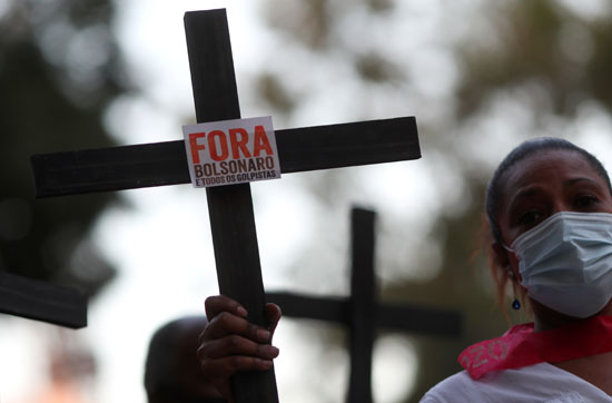سيدة تطالب باستقالة رئيس البرازيل لزيادة ضحايا كورونا