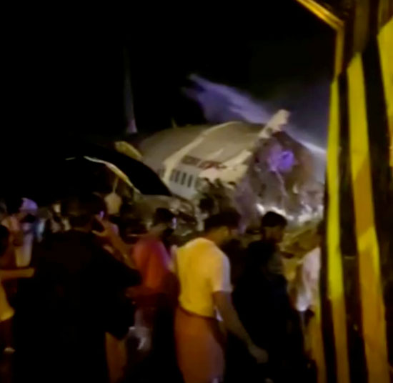 جانب من حادث انشطار طائرة ركاب هندية