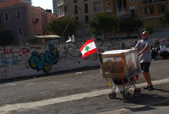 صبي-يبيع-الخبز-في-بيروت..-رغم-الدمار