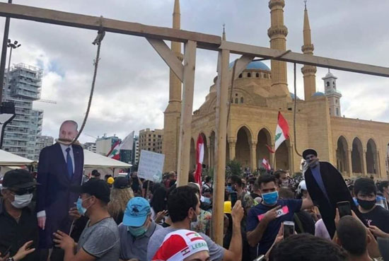 82020817328709-متظاهرون-ينصبون-مشانق-افتراضية-لحسن-نصر-الله-ومسؤولون-لبنانيين-(2)