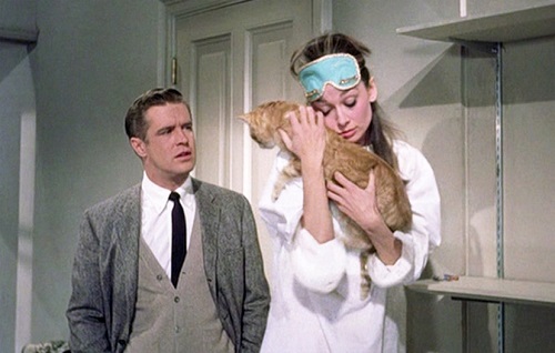 جورج بيبارد ، الذي يلعب دور بول برجاك ، وأودري هيبورن التي تلعب دور هولي جولايتلي ، التي تحمل القطة القط.