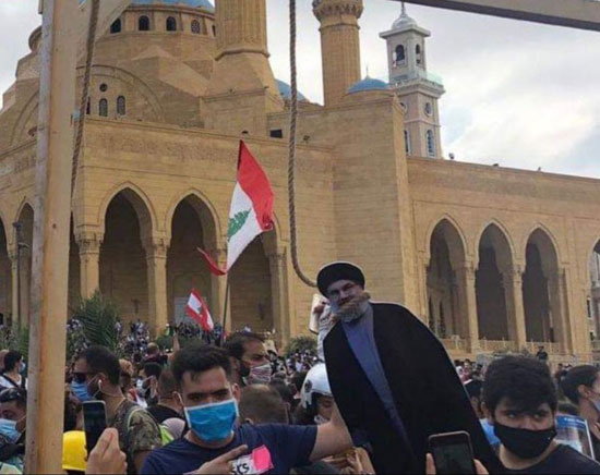 82020817328709-متظاهرون-ينصبون-مشانق-افتراضية-لحسن-نصر-الله-ومسؤولون-لبنانيين-(3)