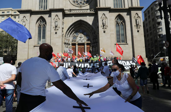 مسيرة بالبرازيل بسبب ارتفاع اعداد ضحايا كورونا