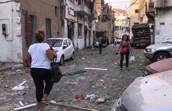 امرأة-مصابة--تمشي-في-شارع-بـ-بيروت