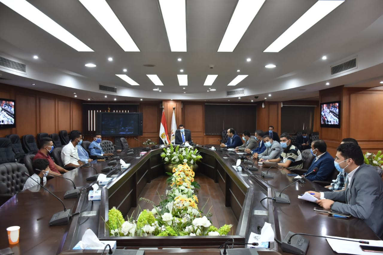 وزير الرياضة مع الشباب