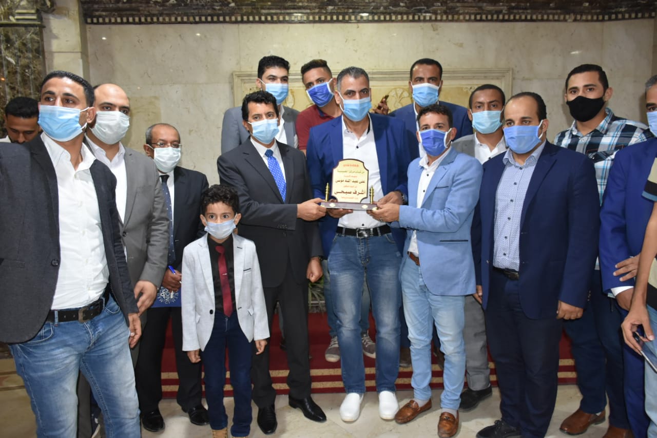وزير الرياضة مع شباب الشرقية