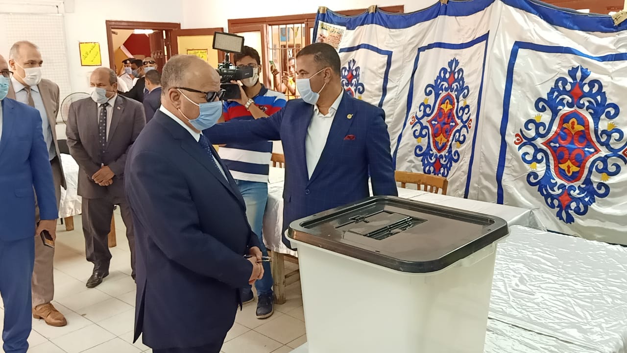 محافظ القاهرة يتفقد مقرات اللجان الانتخابية (2)