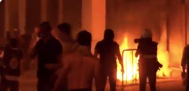 اندلاع حريق في محيط البرلمان اللبناني وسط العاصمة بيروت (4)