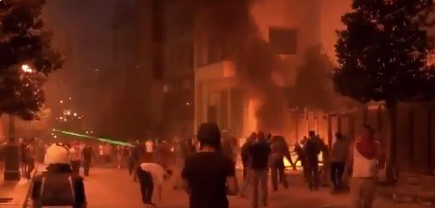 اندلاع حريق في محيط البرلمان اللبناني وسط العاصمة بيروت (3)