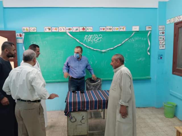 رئيس مدينة ملوى يتفقد مقر لجان الانتخابات (3)