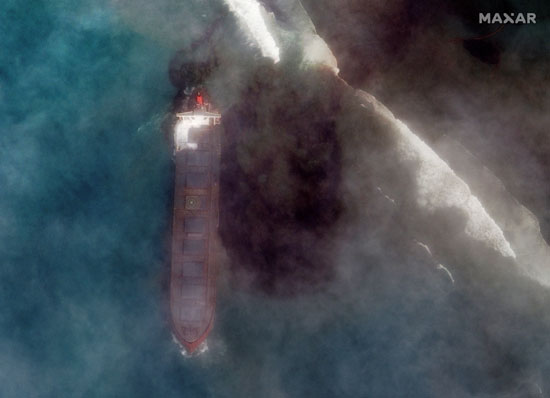 التلوث الذى سببته ناقلة النفط على الجزيرة التلوث الذى سببته ناقلة النفط على الجزيرة