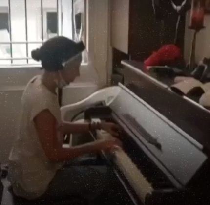 الفتاة تعزف على البيانو