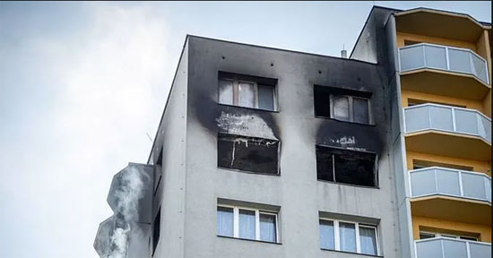 تصاعد الدخان من المبنى عقب السيطرة على الحريق تصاعد الدخان من المبنى عقب السيطرة على الحريق