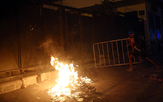 المتظاهرون يشعلون الحرائق فى شوارع بيروت
