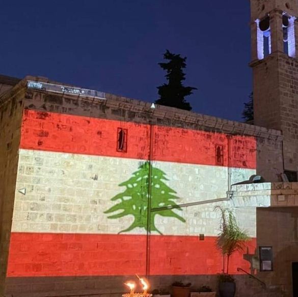 اضاءة كنيسة البشارة بعلم لبنان
