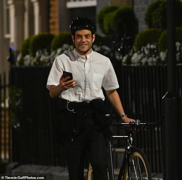 رامي مالك يتجول في شوارع لندن بالدراجة الهوائية (2)