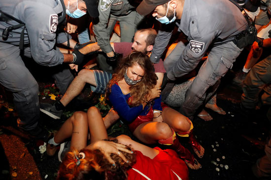 شرطة الاحتلال تعتقل المتظاهرين شرطة الاحتلال تعتقل المتظاهرين