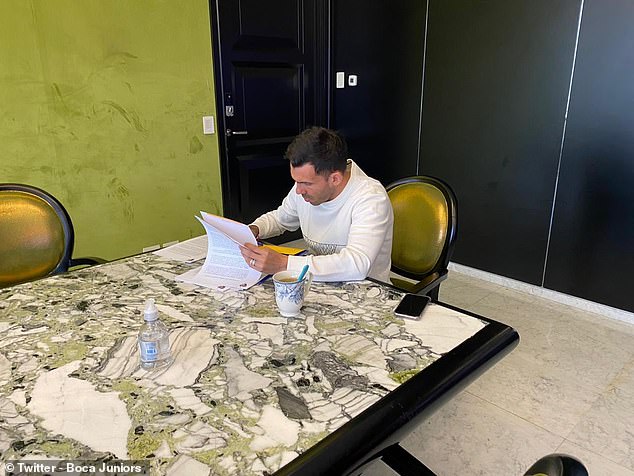 تيفيز يجدد عقده مع البوكا (1)