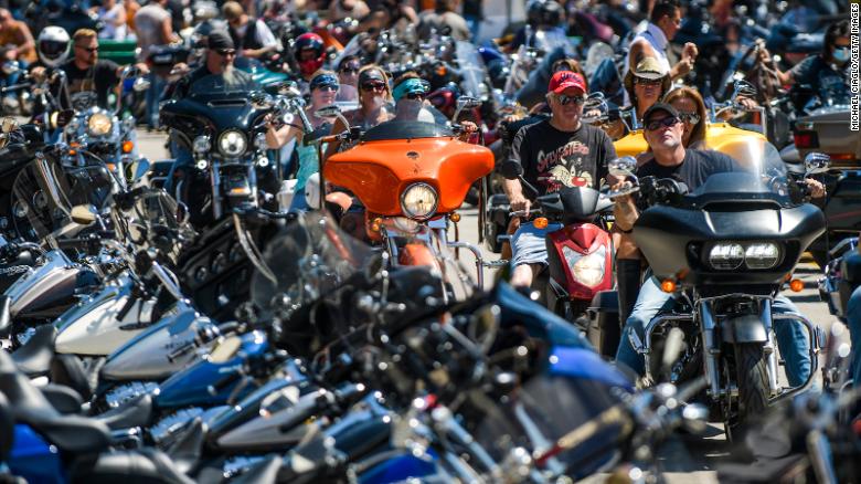 الآلاف يشاركون فى مهرجان عشاق الدراجات النارية فى الولايات المتحدة (1)