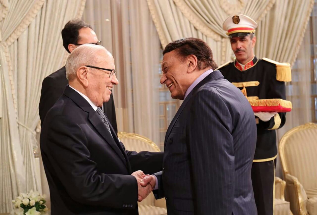 الرئيس التونسي الراحل باجي قايد السبسي يكرم عادل امام