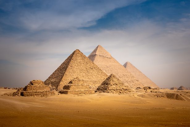 0_Panorama-view-of-the-great-Pyramid-of-Giza-in-Egypt