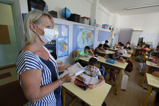 مدارس فرنسا تستقبل طلابها فى أول أيام العام الدراسى