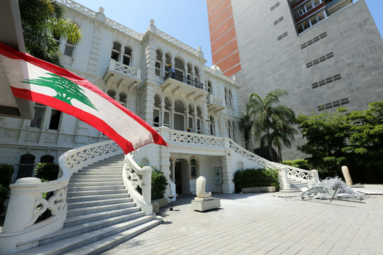 علم لبنان يزين متحف سرسق بيروت