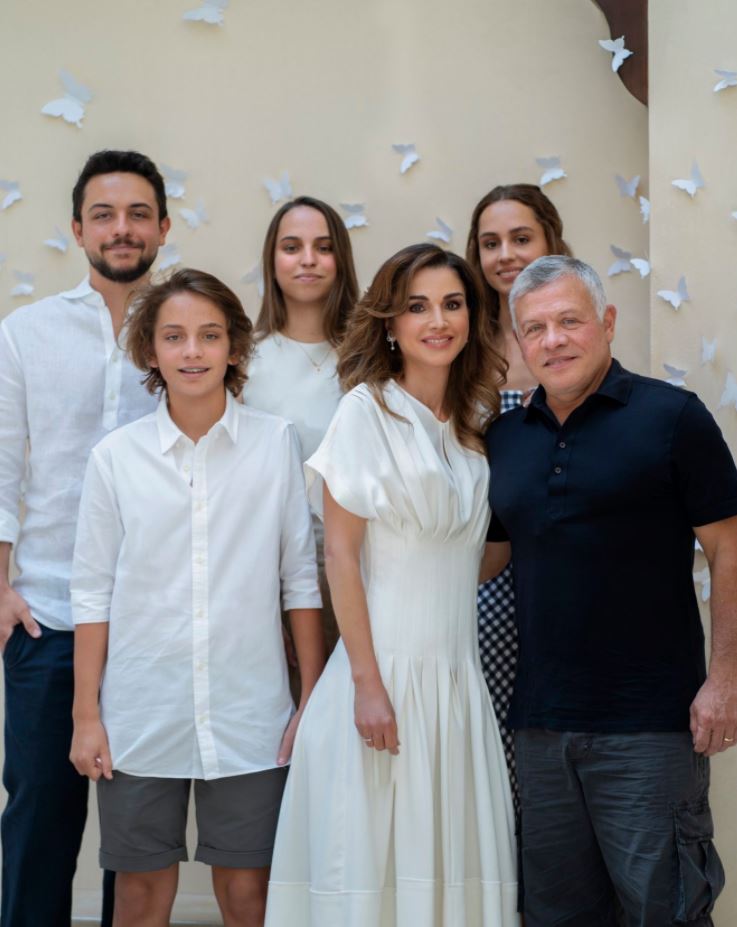 العاهل الأردني والملكة رانيا في صورة عائلية