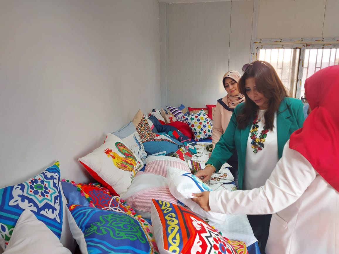 نائب رئيس جامعة بنها تتفقد معرض الشغولات اليدوية