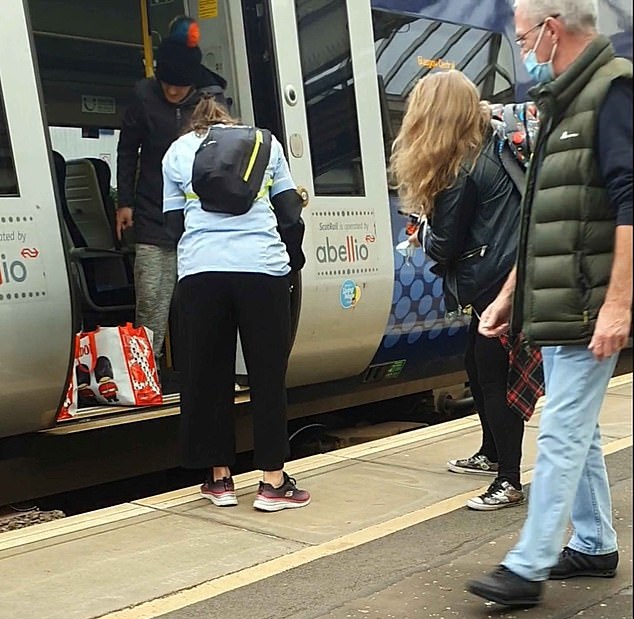 امرأة تنزل تحت القطار الالتقاط أشياء سقطت منها بالمملكة المتحدة (3)