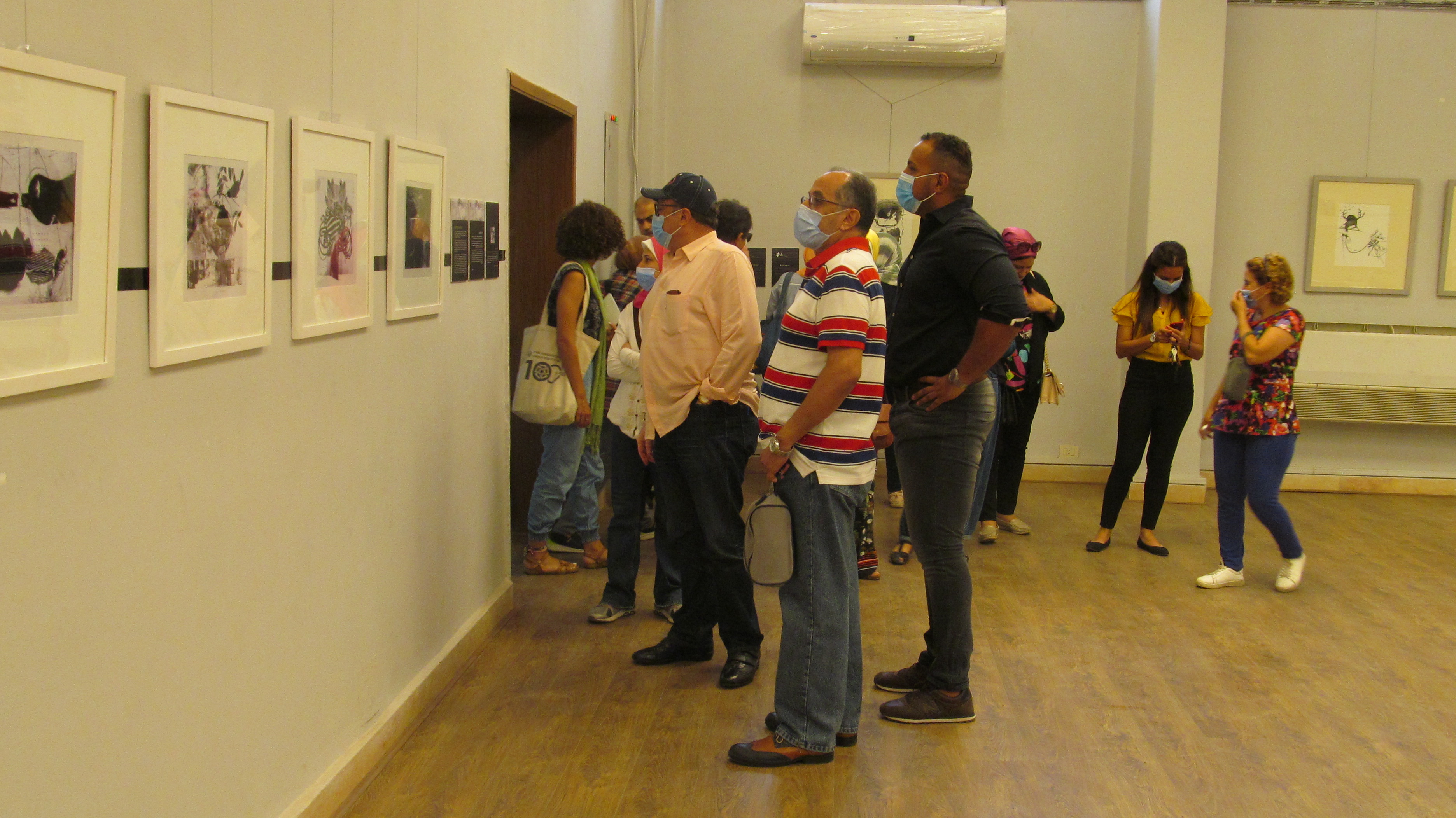 الدكتور أشرف رضا يتفقد المعرض بكلية الفنون الجميلة بالزمالك (3)