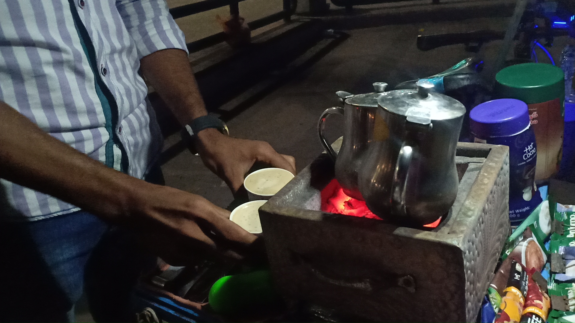 حسن يقهر البطالة بمشروع قهوة على الفحم على عجلة هوائية بالاسكندرية (4)