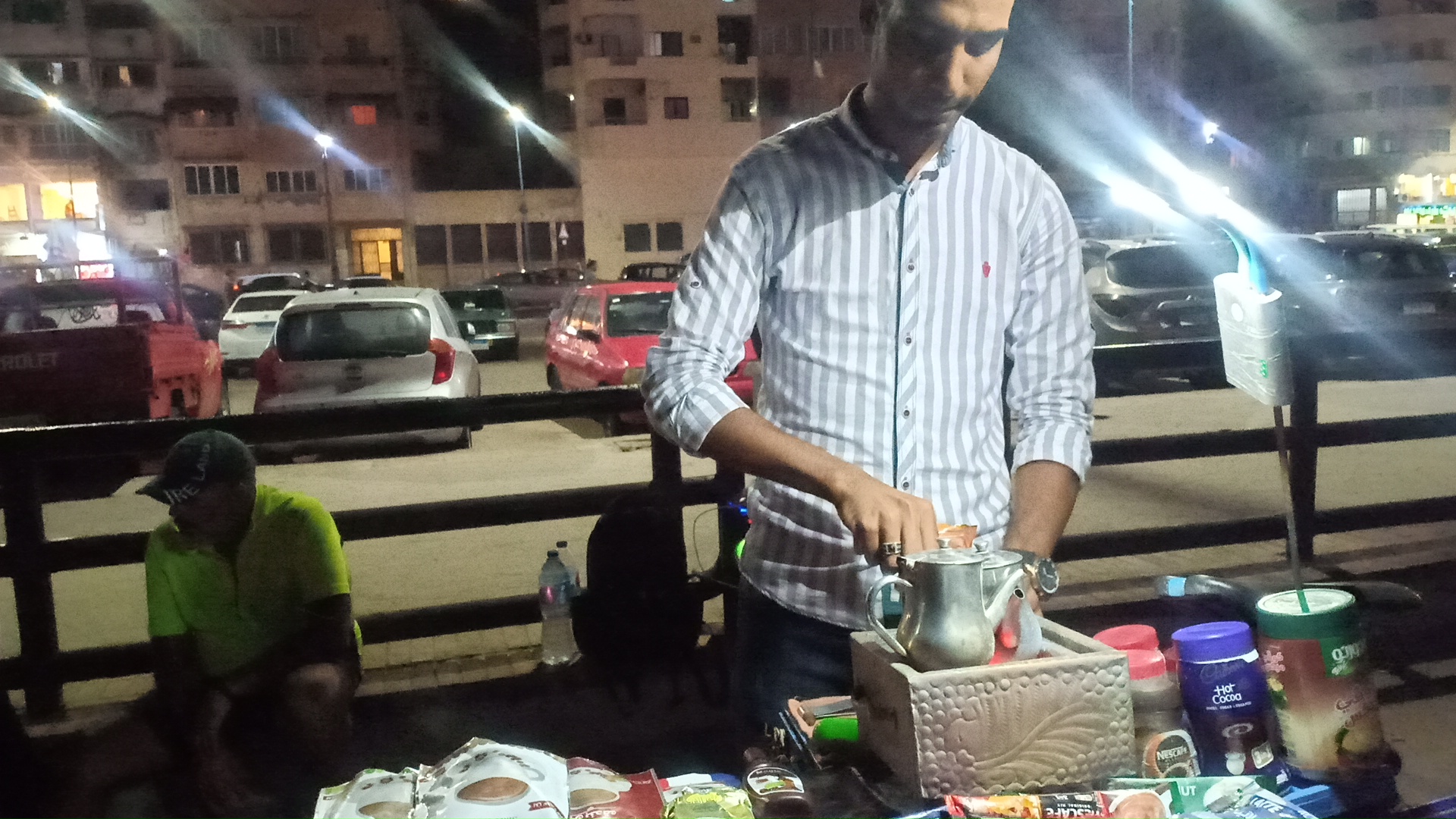 حسن يقهر البطالة بمشروع قهوة على الفحم على عجلة هوائية بالاسكندرية (3)
