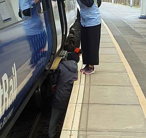 امرأة تنزل تحت القطار الالتقاط أشياء سقطت منها بالمملكة المتحدة (2)