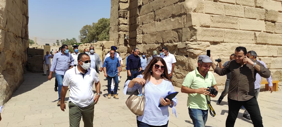 وزير السياحة يصل معابد الكرنك لتفقد مشروع ترميمات 29 كبشا.. صور (5)