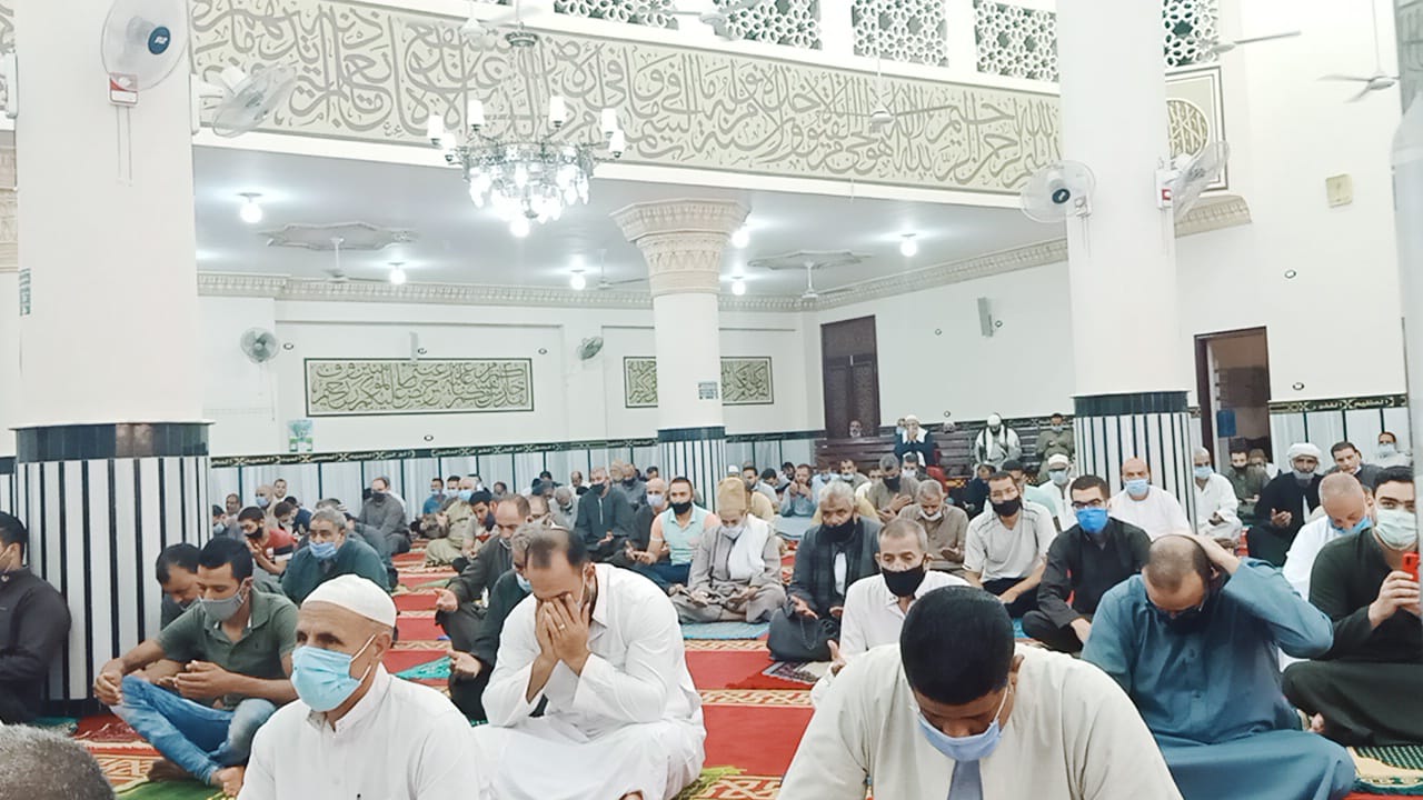 المسجد يتزين بالمصلين