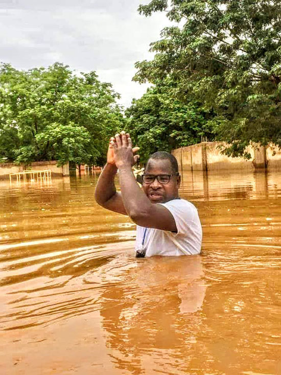 ارتفاع المياه غمر هذا الشاب في النيجر