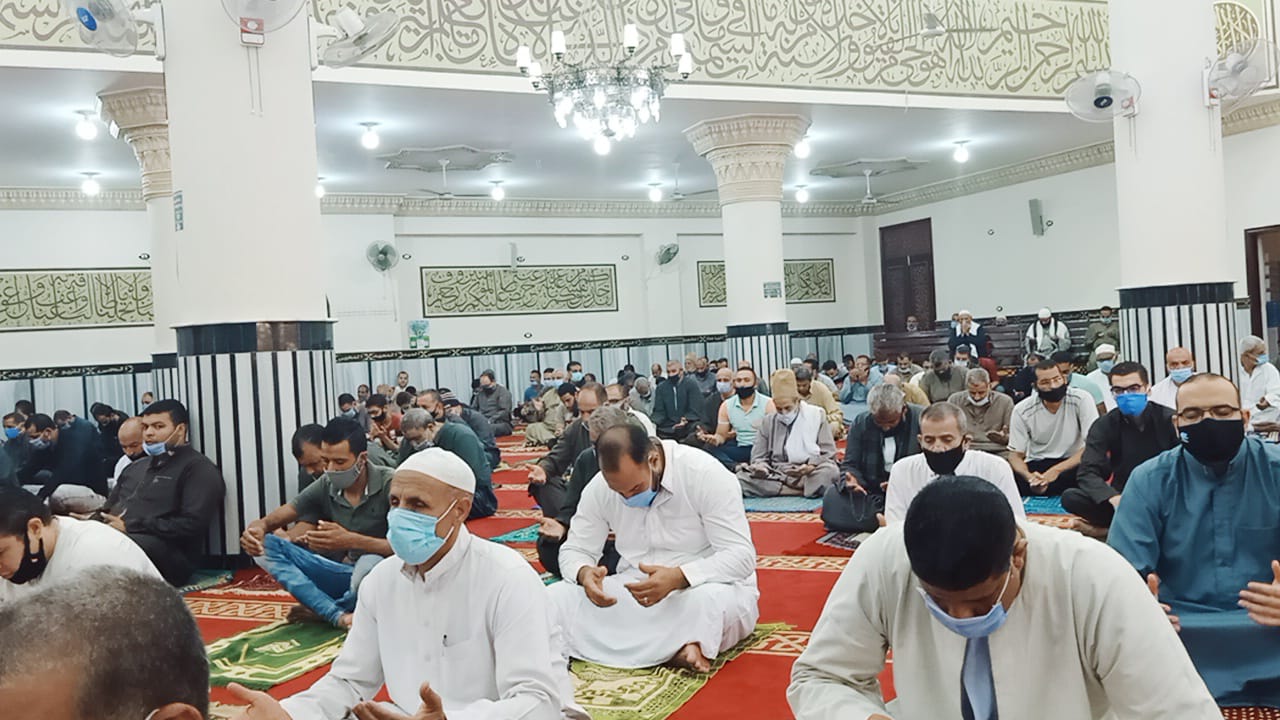 المصلين يؤدون أول صلاة جمعة بالمسجد